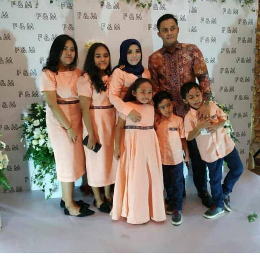 Muzdalifah dengan kelima anak (Instagram.com/muzdalifah999)