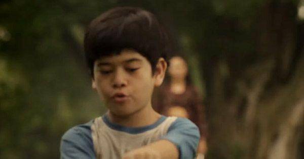 Seorang bocah bermain sambil diperhatikan perempuan tak dikenal ( Dok. Idn Pictures / Inang )