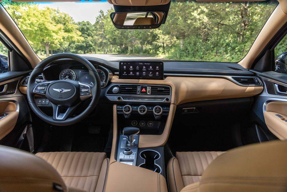 Tampilan desain ruang kabin Genesis. (caranddriver.com)