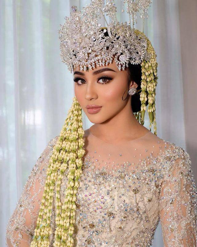 inspirasi wedding makeup dengan adat Sunda (instagram.com/bennusorumba)