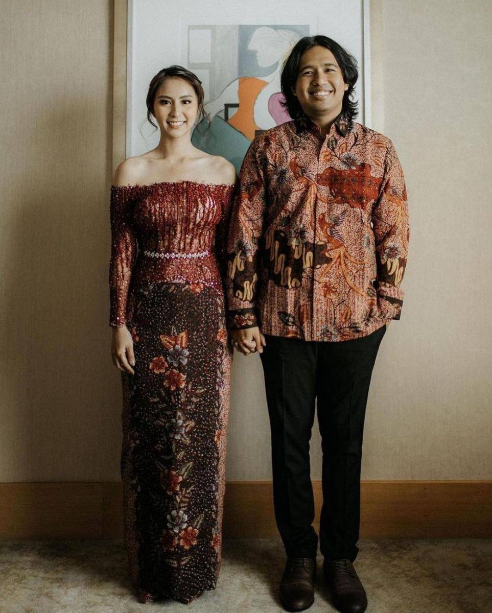 inspirasi kebaya tunangan ala desainer ternama (@bareodds via instagram.com/cynthiatan__)