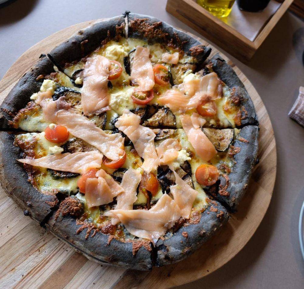 ilustrasi charcoal pizza (instagram.com/meateo)