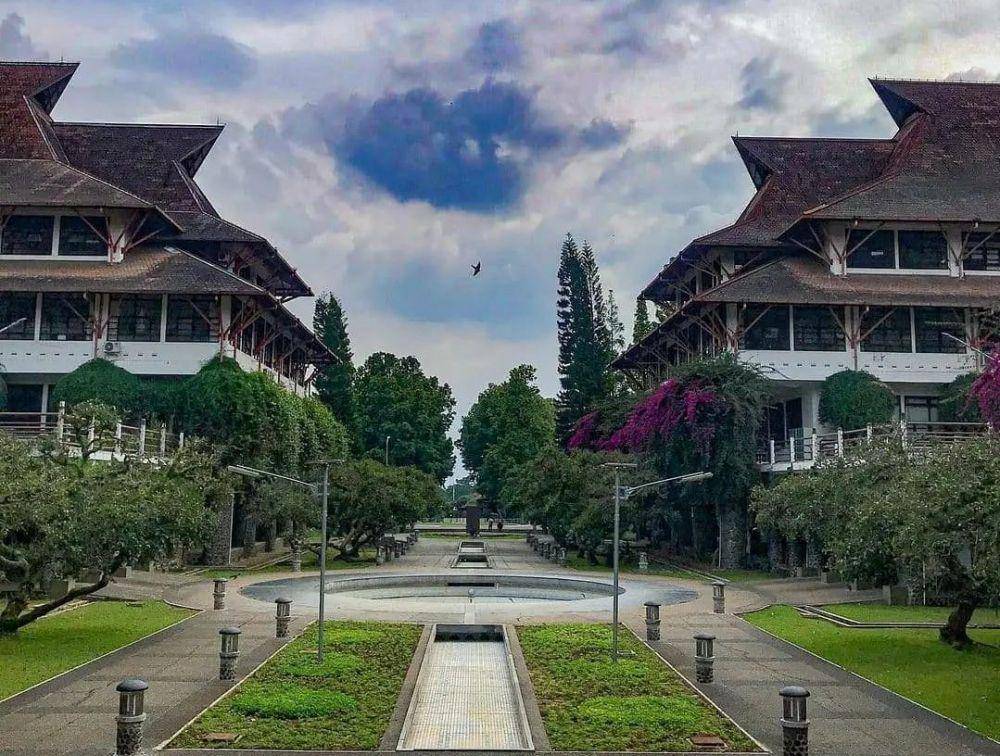 Institut Teknologi Bandung (instagram.com/itb.story)