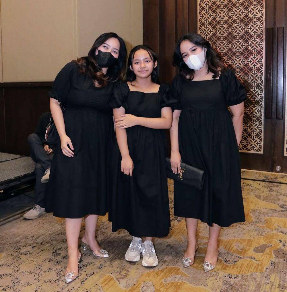 Muzdalifah dengan kelima anak (Instagram.com/muzdalifah999)