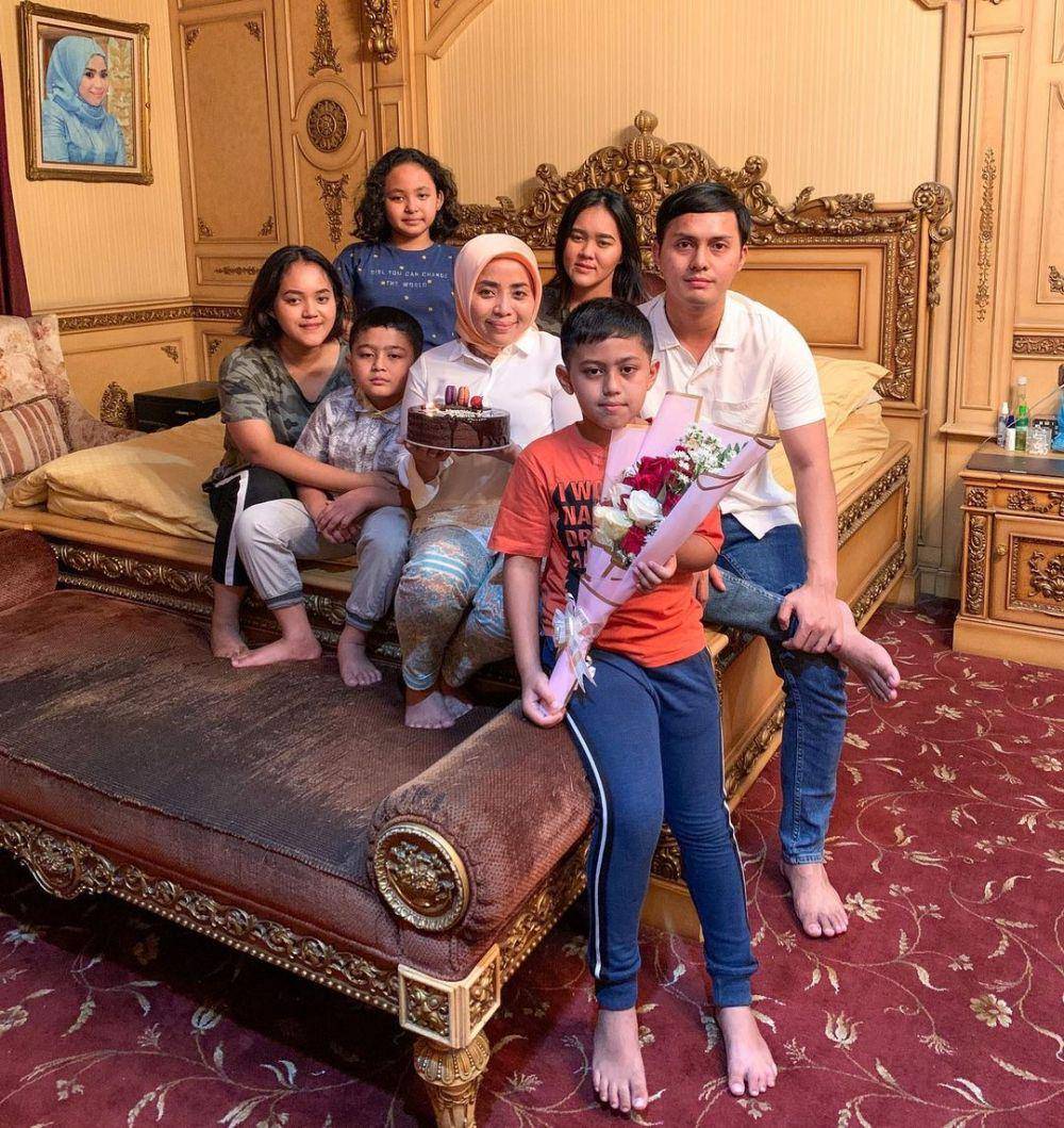 Muzdalifah dengan kelima anak (Instagram.com/muzdalifah999)