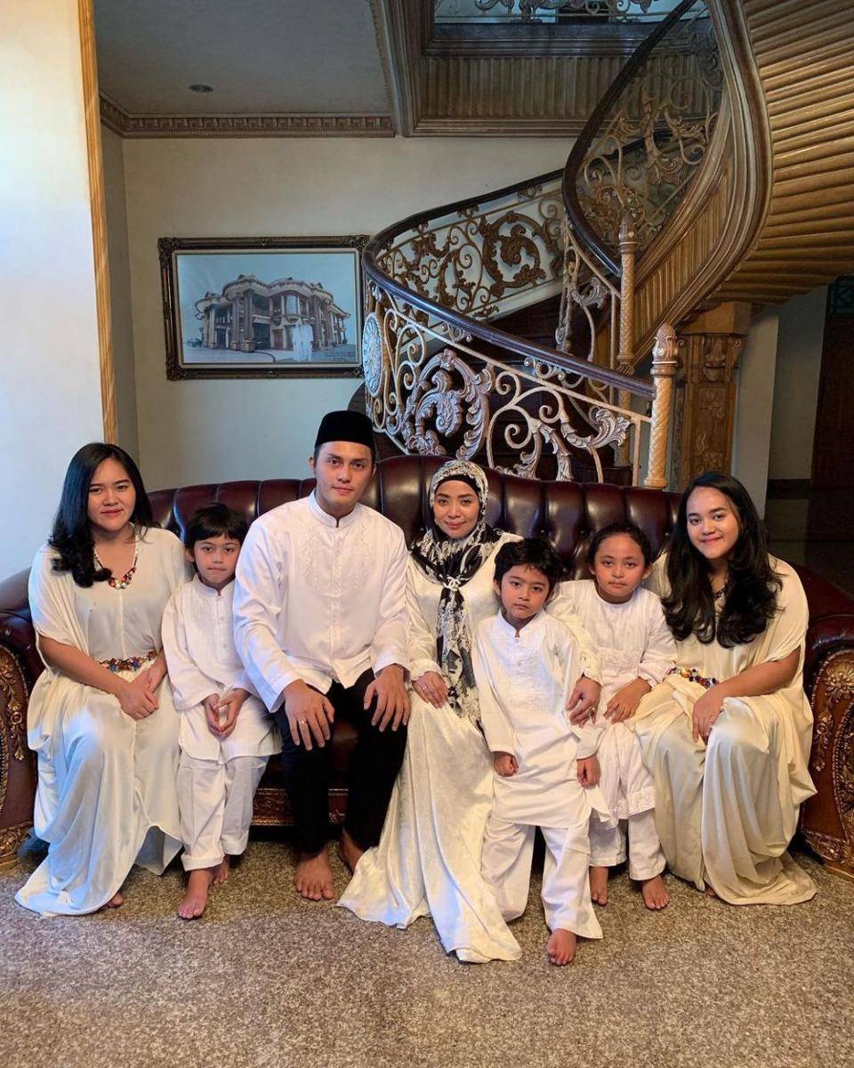 Muzdalifah dengan kelima anak (Instagram.com/muzdalifah999)