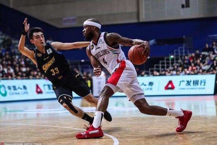 Lorenzo Brown saat membela Guangzhou Long-Lions. (fiba.basketball)