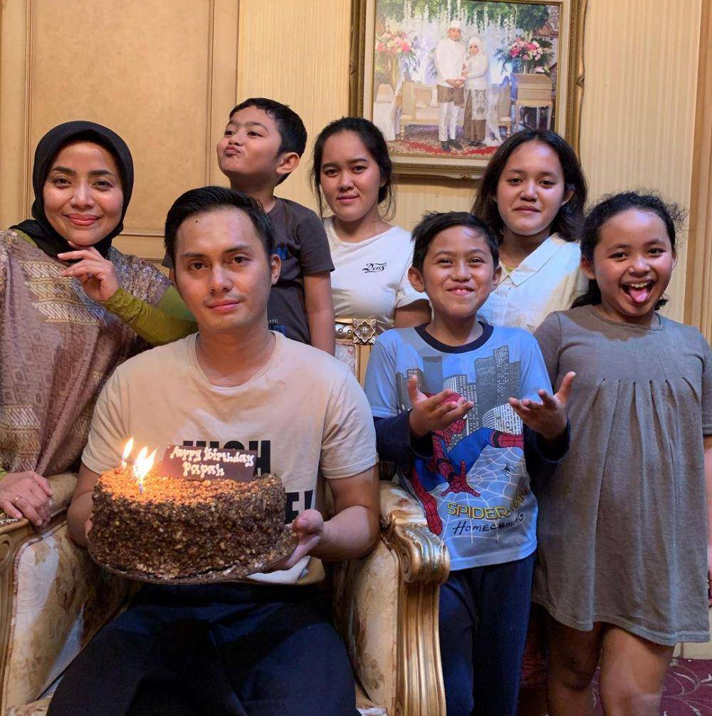 Muzdalifah dengan kelima anak (Instagram.com/muzdalifah999)