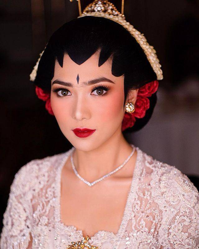 inspirasi wedding makeup dengan adat Jawa (instagram.com/marlenehariman)