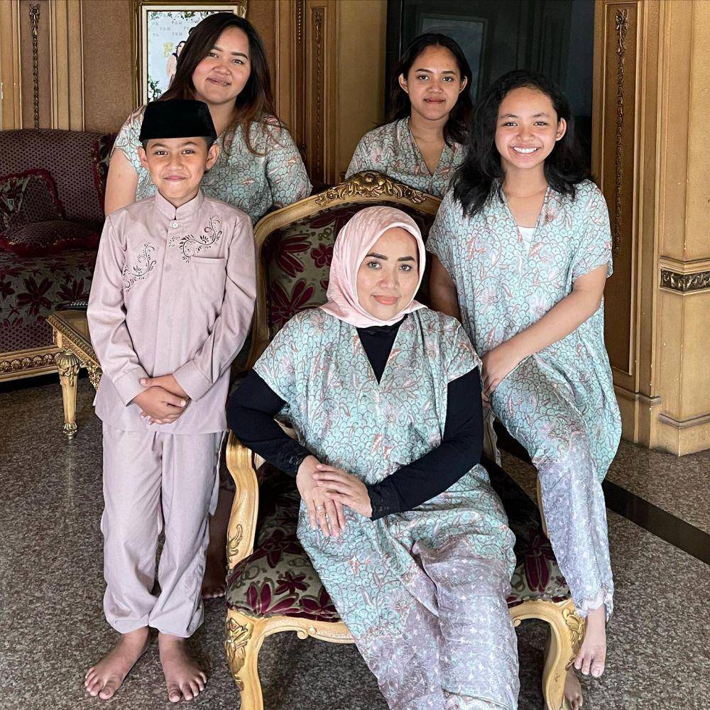 Muzdalifah dengan kelima anak (Instagram.com/muzdalifah999)