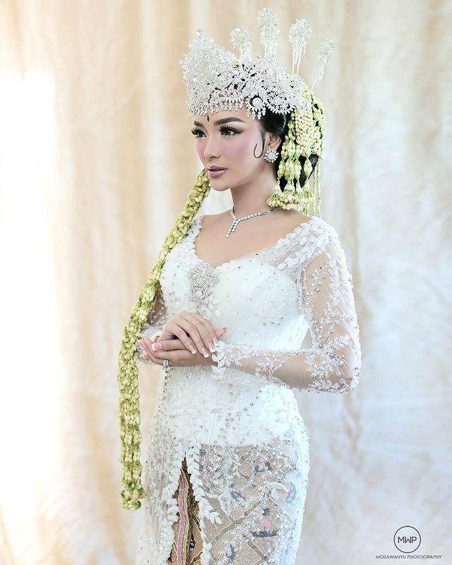 inspirasi wedding makeup dengan adat Sunda (@mozawahyu via instagram.com/zaskia_gotix)