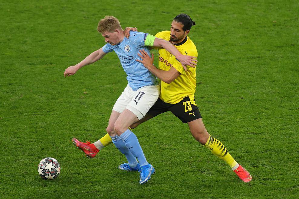 Kevin De Bruyne berduel dengan Emre Can (uefa.com)