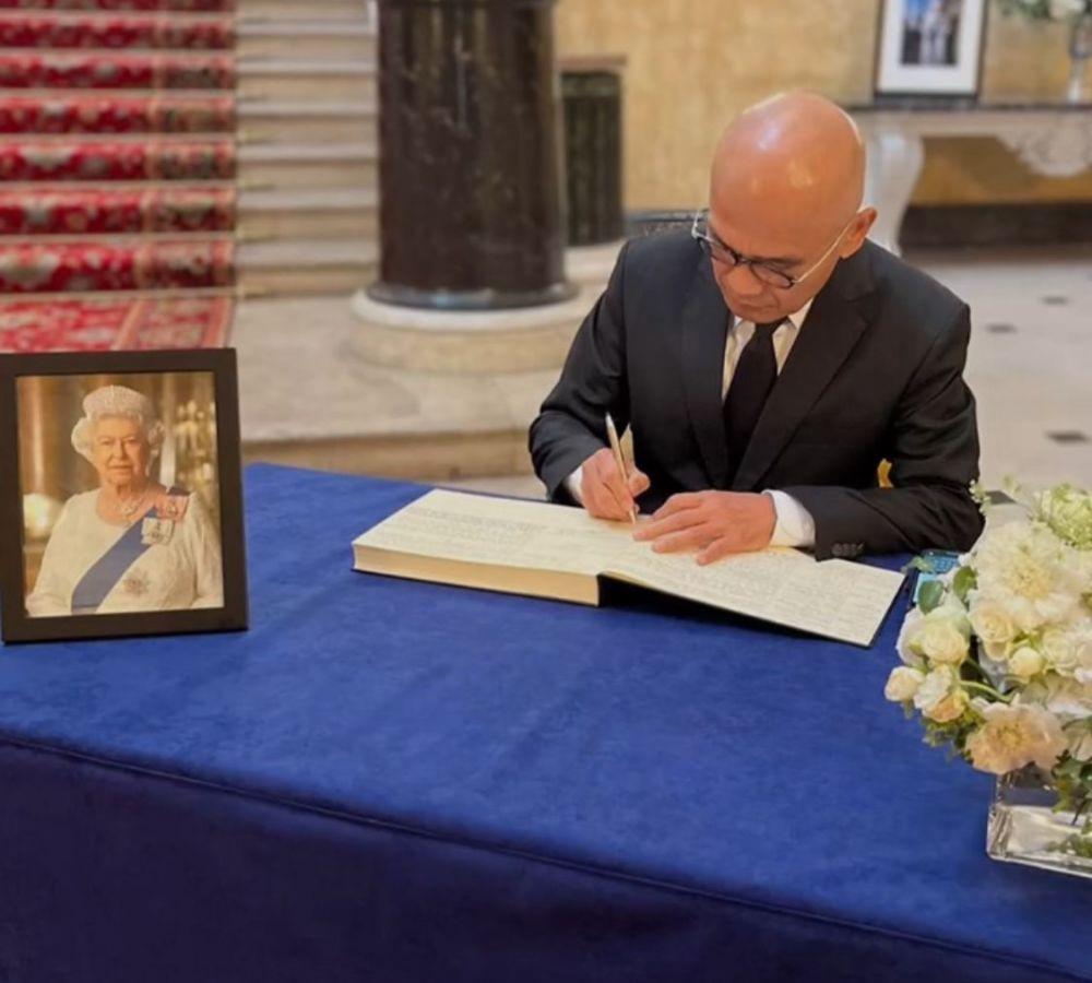 Dubes RI Jadi Tamu Pertama Tanda Tangan di Buku Duka Ratu Elizabeth