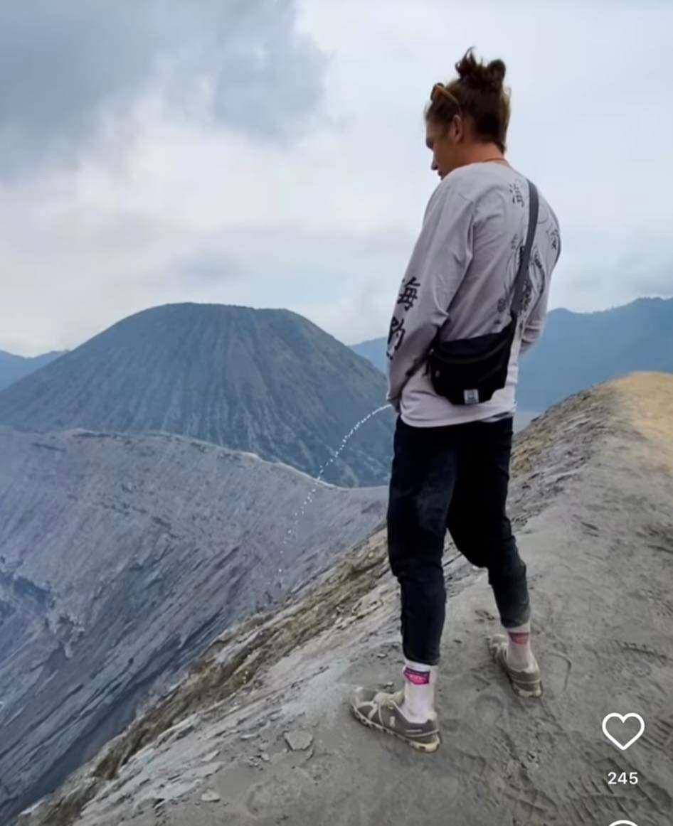 Tangkapan gambar aksi seorang turis asing buang air kecil di kawah bromo. Facebook/Probolinggo
