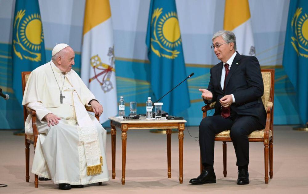 Paus Fransiskus dan Presiden Kazakhstan Kassym-Jomart Tokayev (Twitter.com/President Kassym-Jomart Tokayev's Press Office)