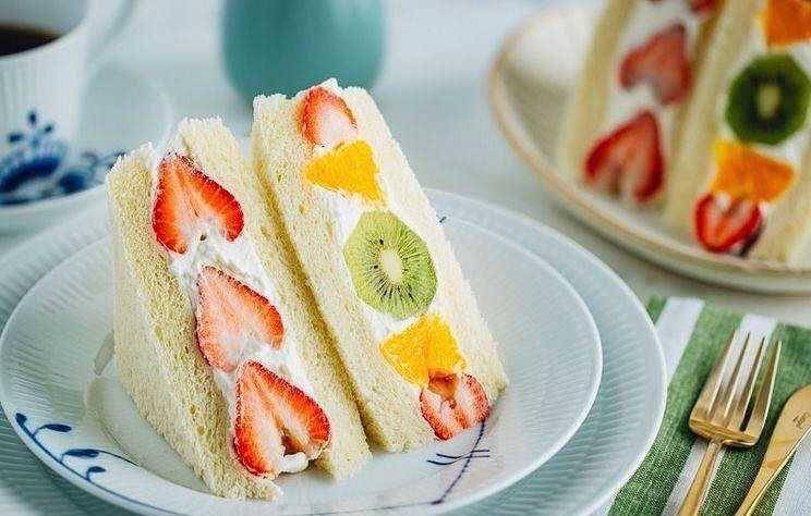fruit sandwich (instagram.com/dessertworld.id)