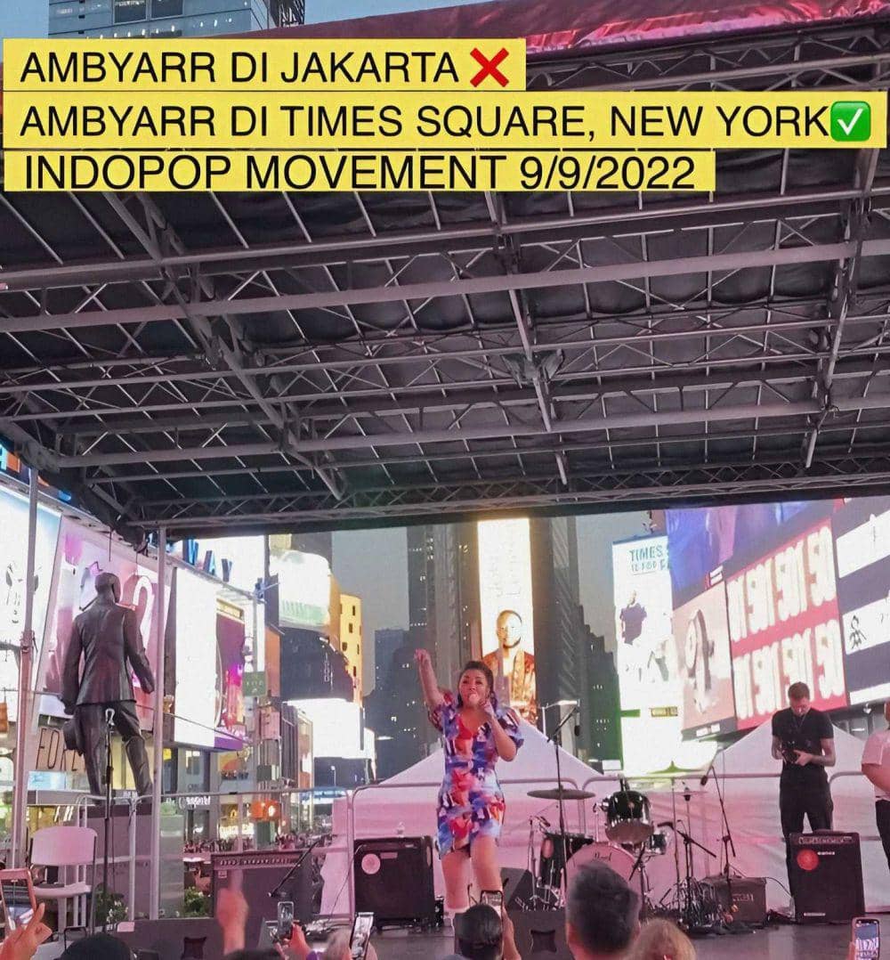 Fitri Carlina manggung. (Instagram.com/fitricarlina)