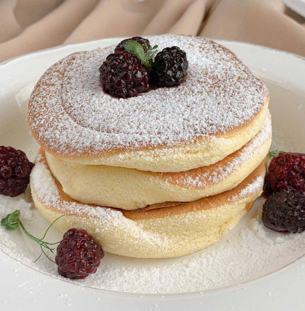 Japanese fluffy pancake (pexels.com/solod_sha)
