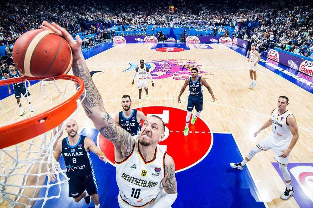 Daniel Theis tampil di EuroBasket 2022. (fiba.basketball)