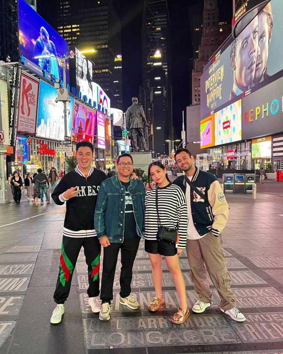 9 Potret Kece Artis Indonesia di Times Square, Ada yang Dangdutan!