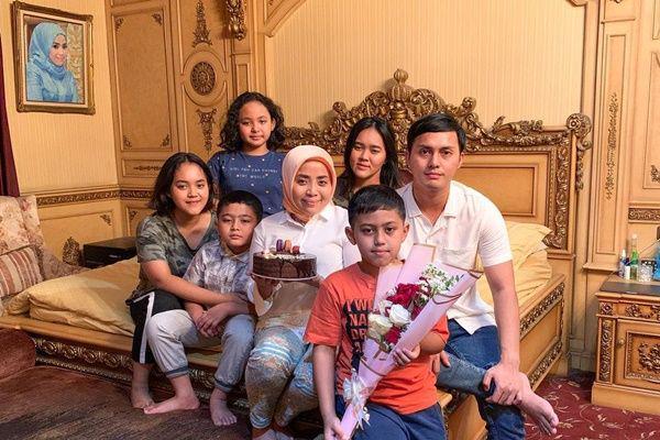 Jarang Terekspos, 10 Potret Manis Muzdalifah dengan 5 Anaknya