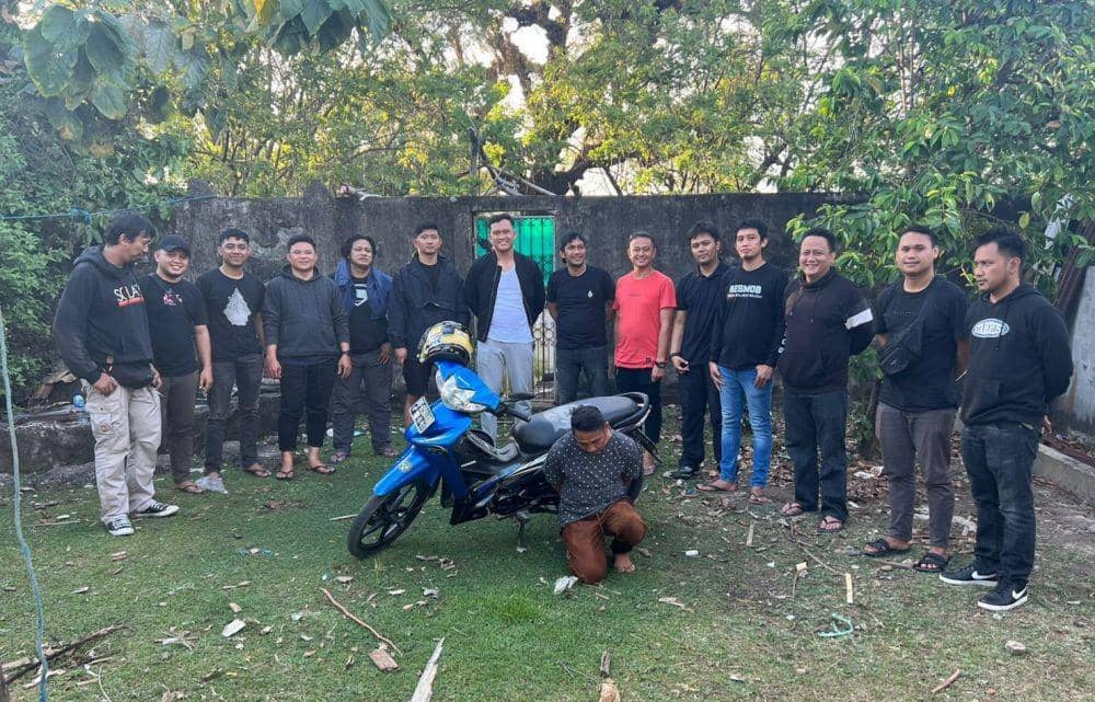 Tim Resmob Polda Sulsel usai mengamankan pelaku penikaman, AS (58) di Kabupaten Maros, Sulsel, Selasa (13/9/2022). (Dok.Resmob Polda Sulsel)