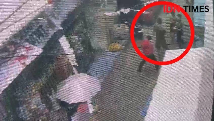 Tangkapan layar video rekaman CCTV penikaman di Jl Ratulangi Makassar. (Istimewa/dok.IDNTimes Sulsel)