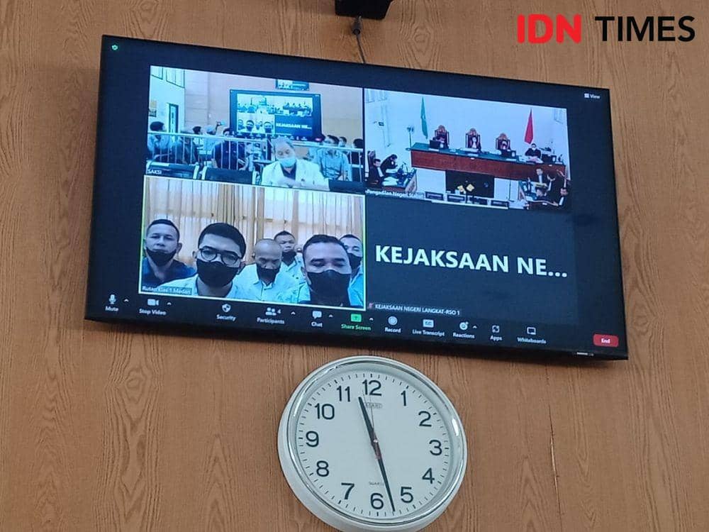 Terdakwa yang kembali hadir dan duduk di kursi pesakitan dalam sidang kasus kekerasan terjadi di kerangkeng Bupati Langkat Nonaktif Terbit Rencana Perangin angin (IDN Times/ Bambang Suhandoko)