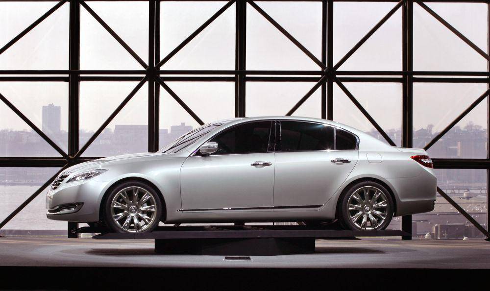 Genesis generasi pertama dipamerkan di ajang New York International Auto Show. (hyundainews.com)