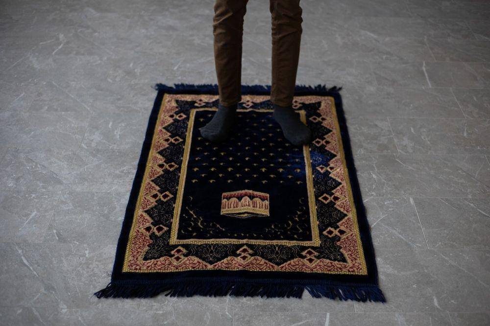 ilustrasi orang sedang salat (pexels.com/Monstera)