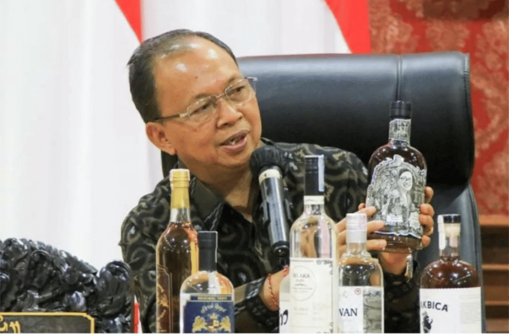 Wayan Koster menujukan berbagai produk Arak Bali(Dok. IDN Times/Istimewa )