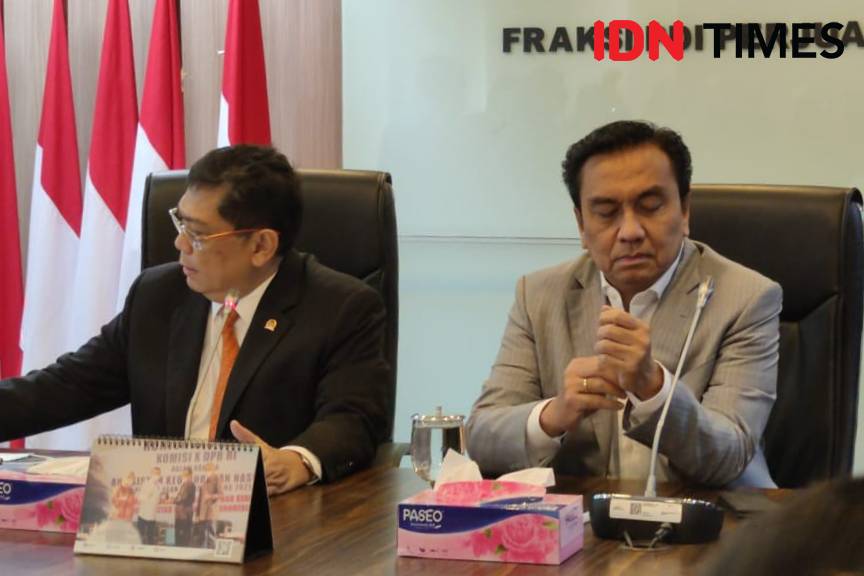 Anggota Komisi I DPR, Effendi Simbolon dan Ketua Fraksi PDIP/DPR, Utut Adianto di Ruang Fraksi PDI Perjuangan (IDN Times/Aryodamar)