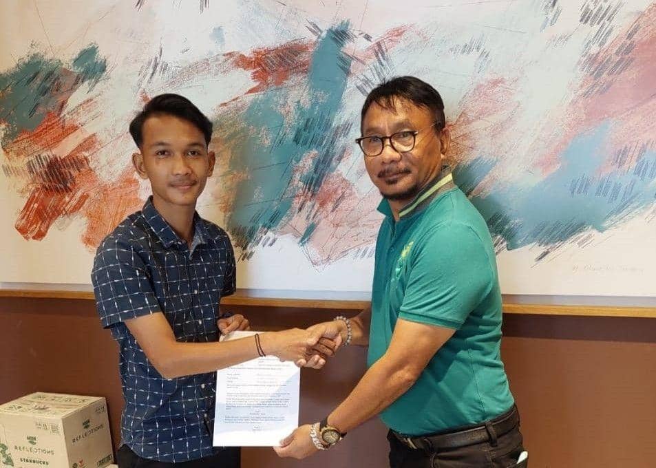 Presiden Pelita Medan Soccer, Benny Tomasoa bersama pemain yang dikontrak (Dok.Istimewa)