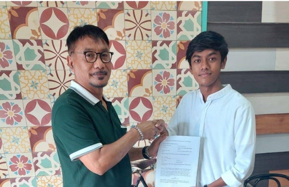 Presiden Pelita Medan Soccer, Benny Tomasoa bersama pemain yang dikontrak (Dok.Istimewa)