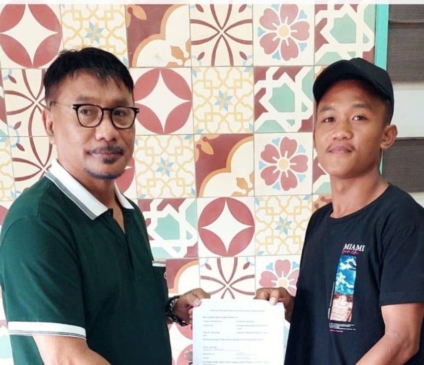 Presiden Pelita Medan Soccer, Benny Tomasoa bersama pemain yang dikontrak (Dok.Istimewa)