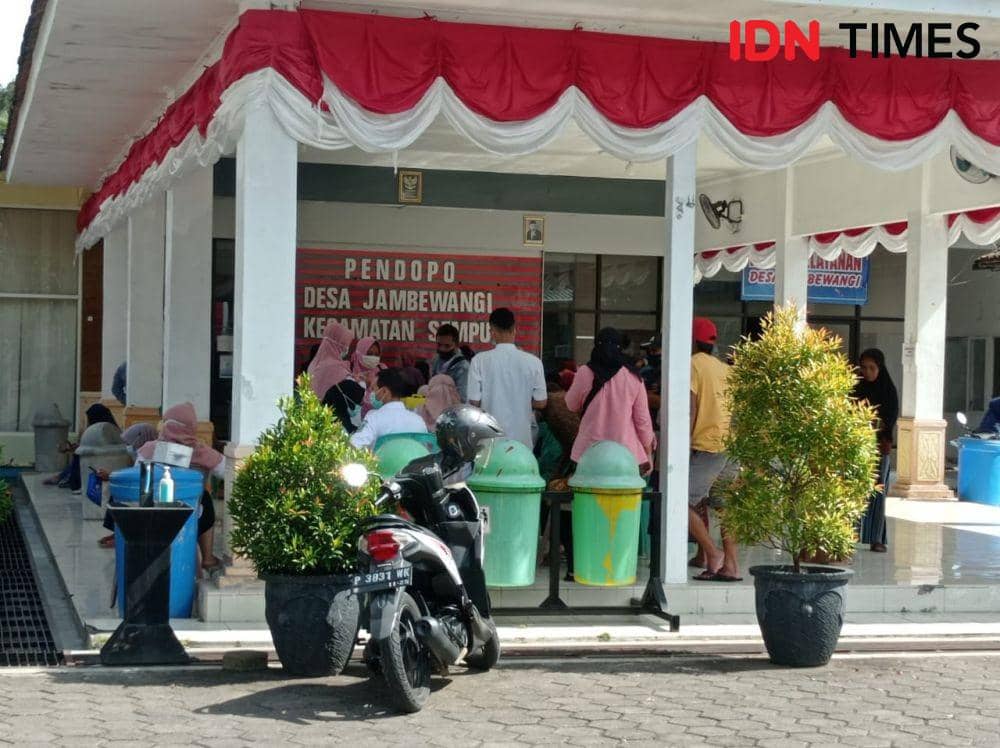 Sejumlah warga berkumpul di Kantor Desa Jambewangi. (IDN Times/ Agung Sedana)