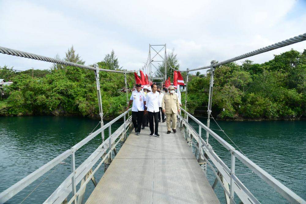 Presiden Joko "Jokowi" Widodo meresmikan Jembatan Gantung Wear Fair (dok.Biro Pers, Media, dan Informasi Sekretariat Presiden)