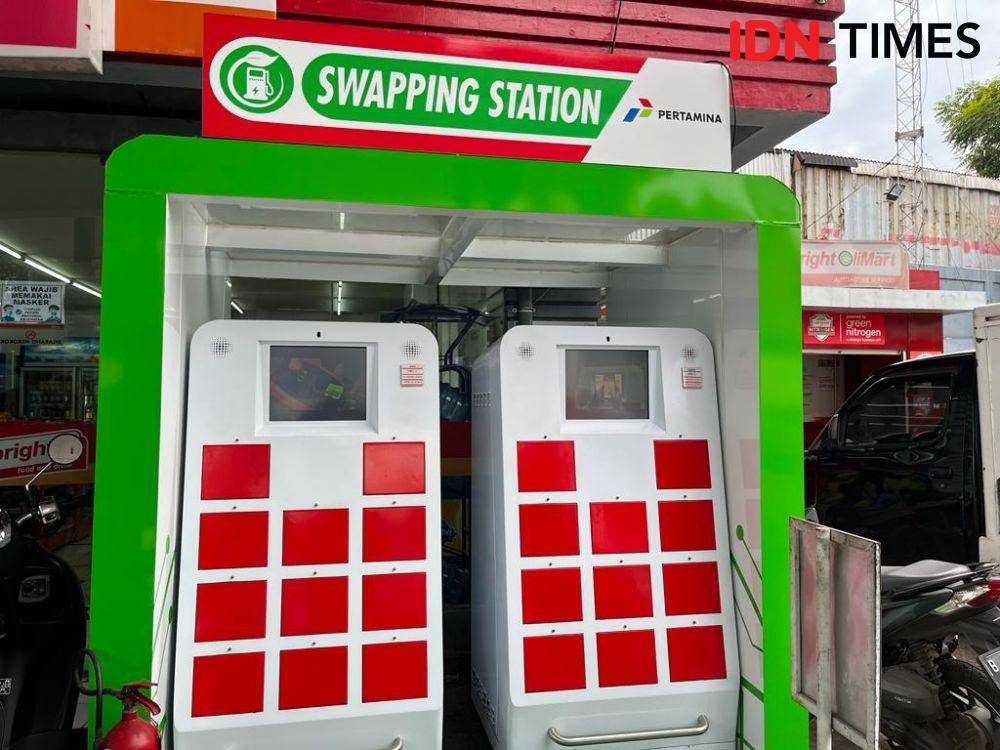 Tempat penukaran baterai motor listrik di SPBU Pertamina Jalan Tentara Pelajar, Jakarta. (IDN Times/Ridwan Aji Pitoko)