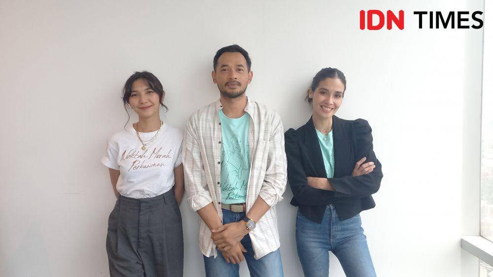 Sheila Dara, Oka Antara, dan Marsha Timothy, pemeran film Nokta Merah Perkawinan saat diwawancarai di IDN Media HQ pada Kamis (15/9/2022) (dok. IDN Times/Ines Sela Melia)