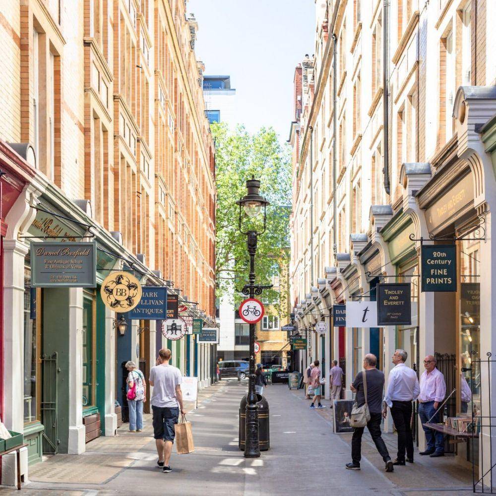 Tampilan sepanjang jalan Cecil Court lengkap banyak kios tua. (instagram.com/radissonbluedwardian)