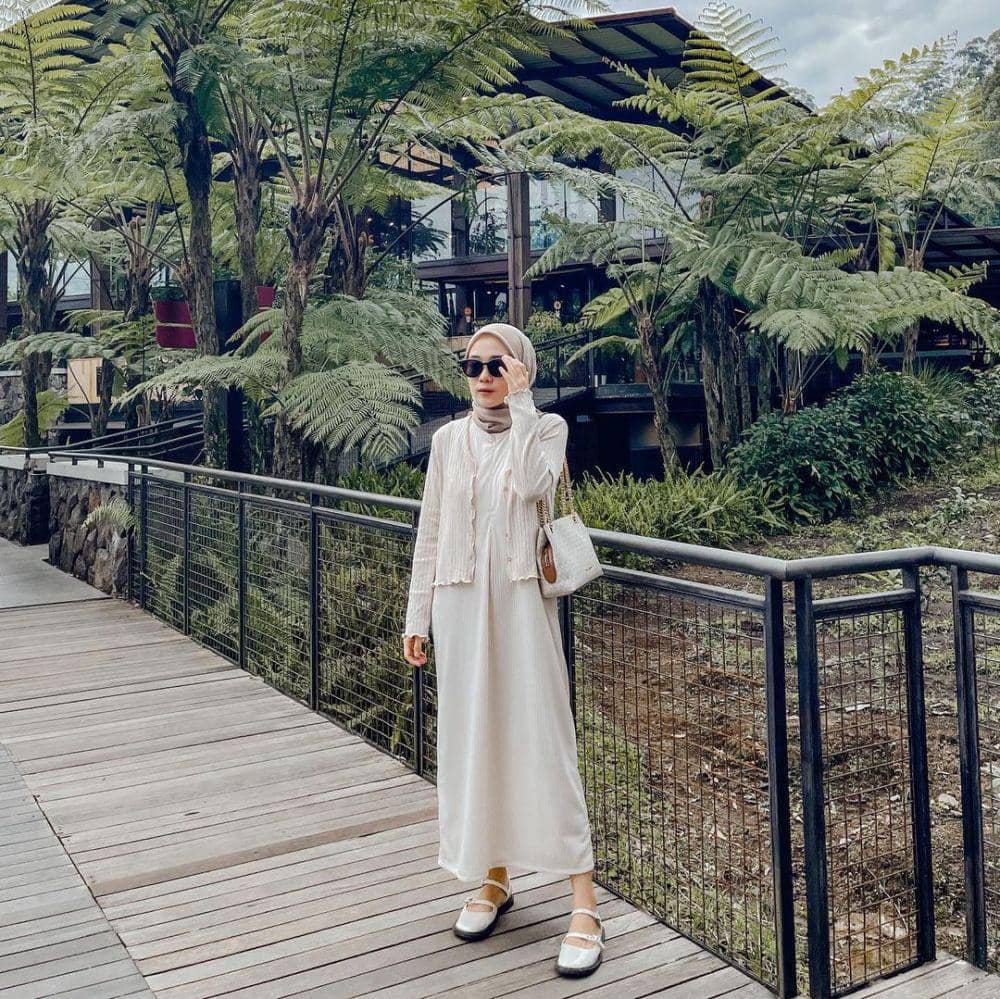 9 Padu Padan Outfit Hijab Kasual ala Putri Melati, Simple Banget!