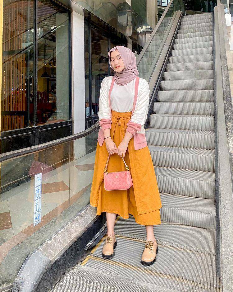 potret Bellatrix Firstqila memakai rok (instagram.com/itsbellefirst)