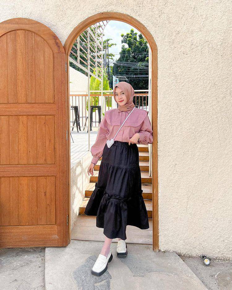 potret Bellatrix Firstqila memakai rok (instagram.com/itsbellefirst)