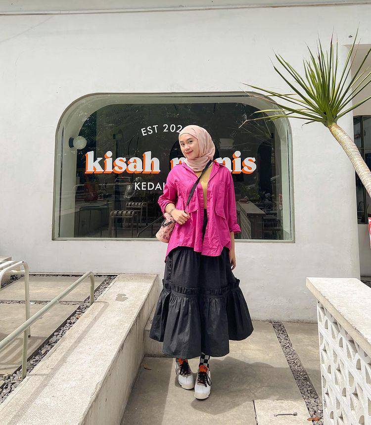 potret Bellatrix Firstqila memakai rok (instagram.com/itsbellefirst)