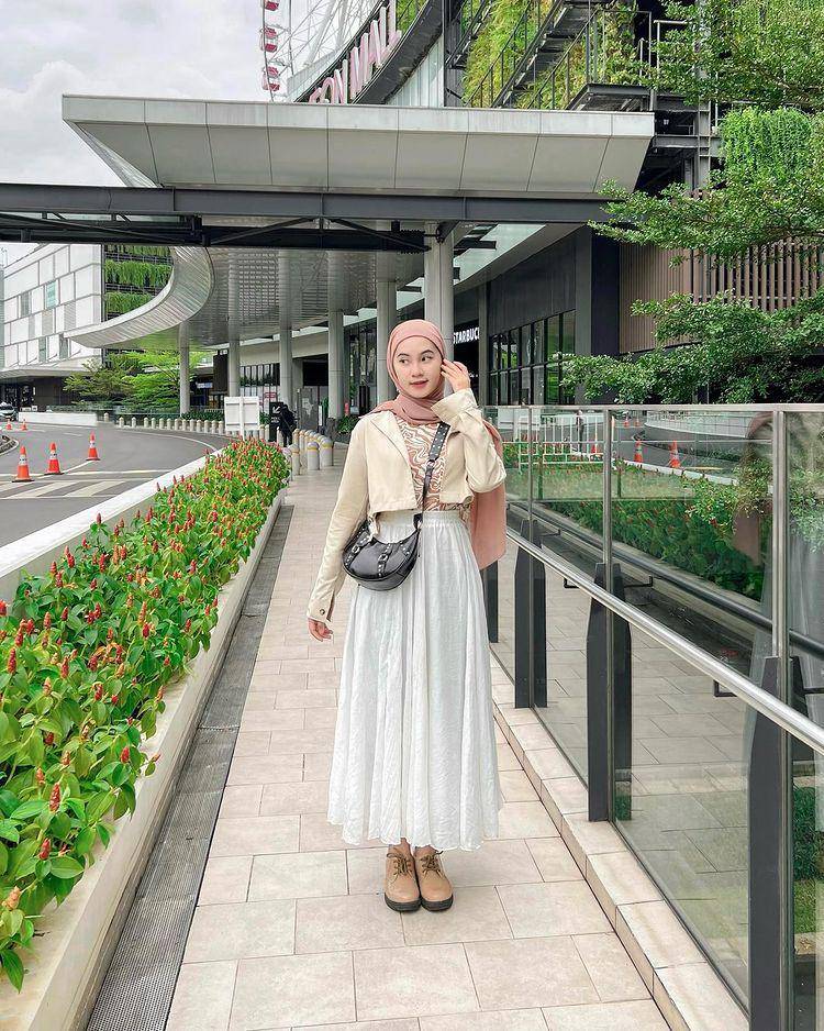 potret Bellatrix Firstqila memakai rok (instagram.com/itsbellefirst)