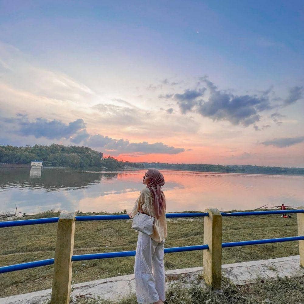 padu padan outfit hijab kasual ala Putri Melati (instagram.com/putrimelatii)