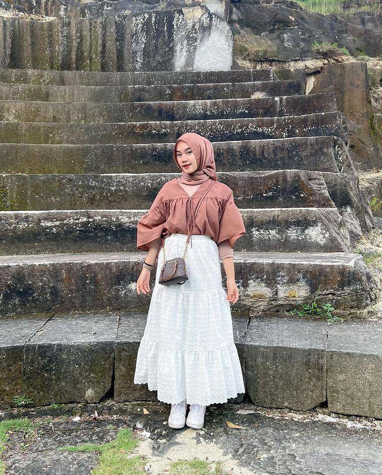 potret Bellatrix Firstqila memakai rok (instagram.com/itsbellefirst)