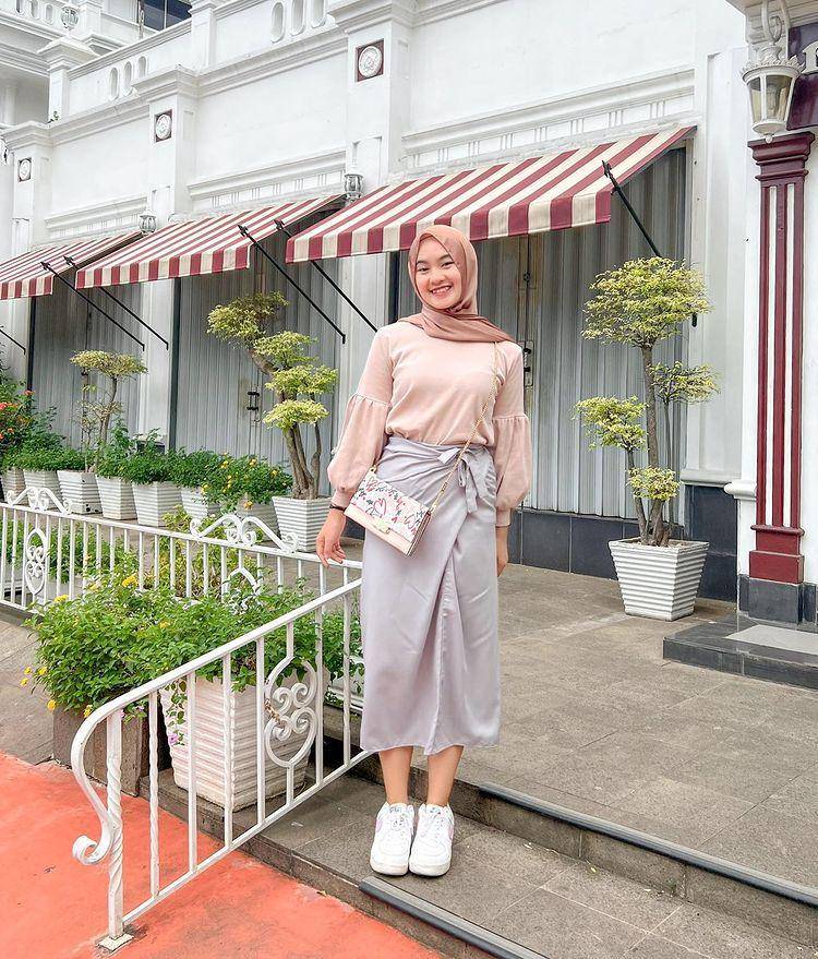 potret Bellatrix Firstqila memakai rok (instagram.com/itsbellefirst)