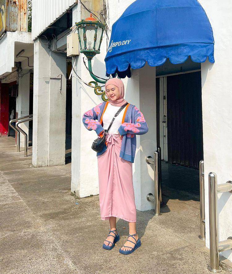potret Bellatrix Firstqila memakai rok (instagram.com/itsbellefirst)
