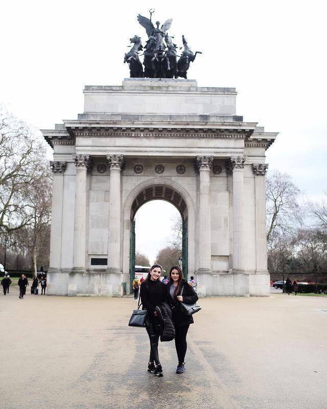 Ashanty dan Aurelie saat datang ke Wellington Arch. (instagram.com/ashanty_ash)